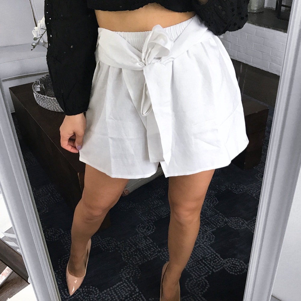 🆕 WHITE HIGH WAIST LINEN TIE FOLD SHORTS! - Picture 2 of 10